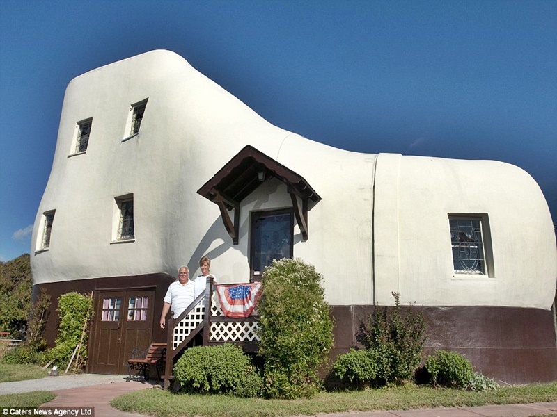 Ngôi nhà hình chiếc giày thu hút nhiều khách du lịch-những ngôi nhà độc nhất vô nhị