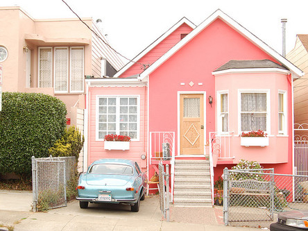 Những mẫu nhà 2 tầng hướng Đông Bắc thường sử dụng sơn nội thất gam màu nóng, ấm