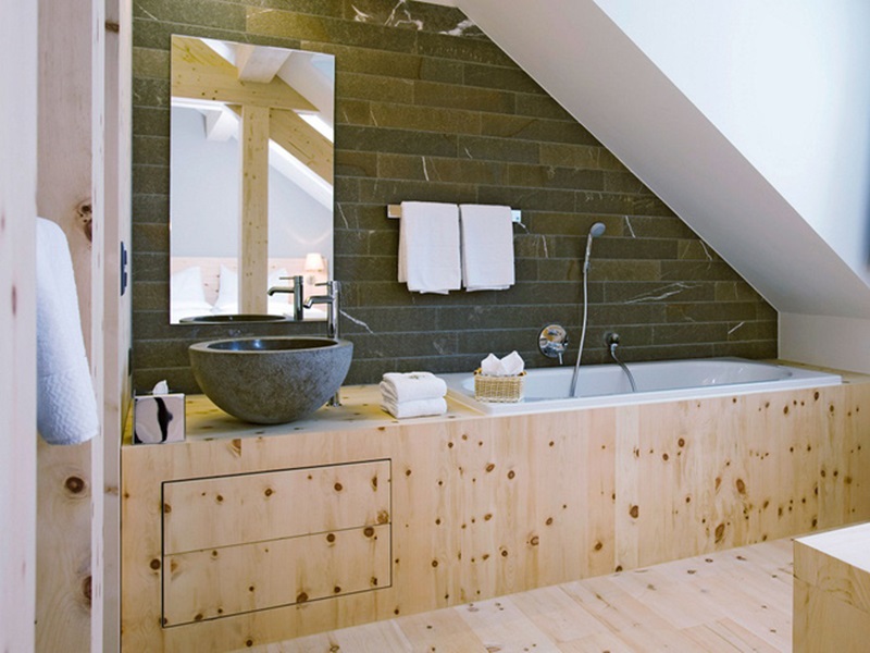 Phòng tắm nhiều vân gỗ trên tầng áp mái
