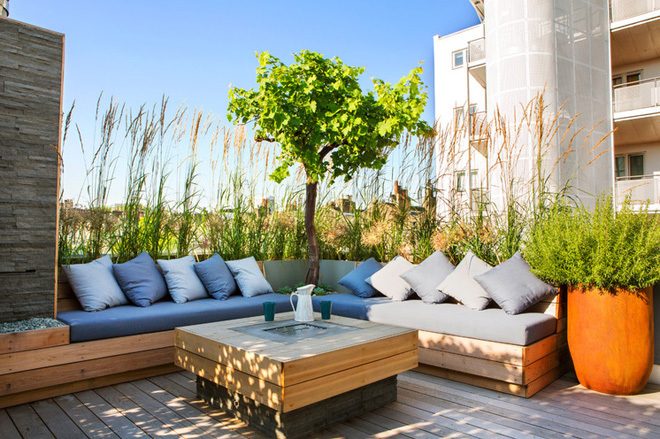 tắm nắng trên sân thượng với thiết kế bàn ghế dài