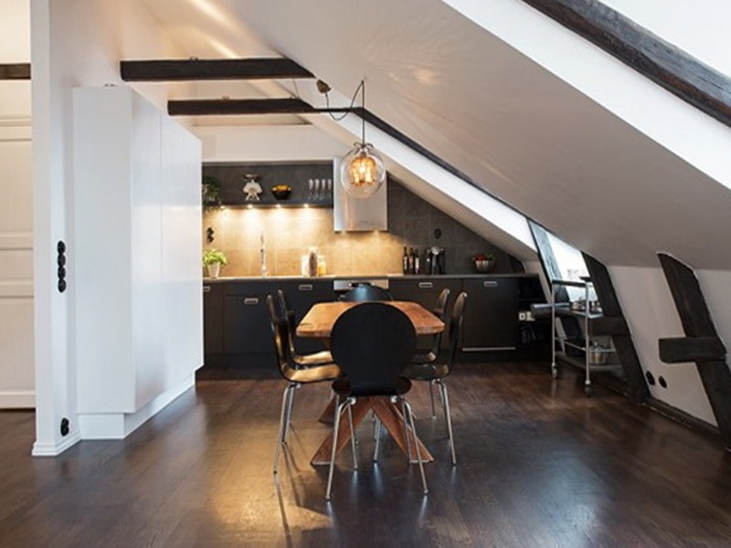 phòng bếp ấm cúng trên tầng áp mái