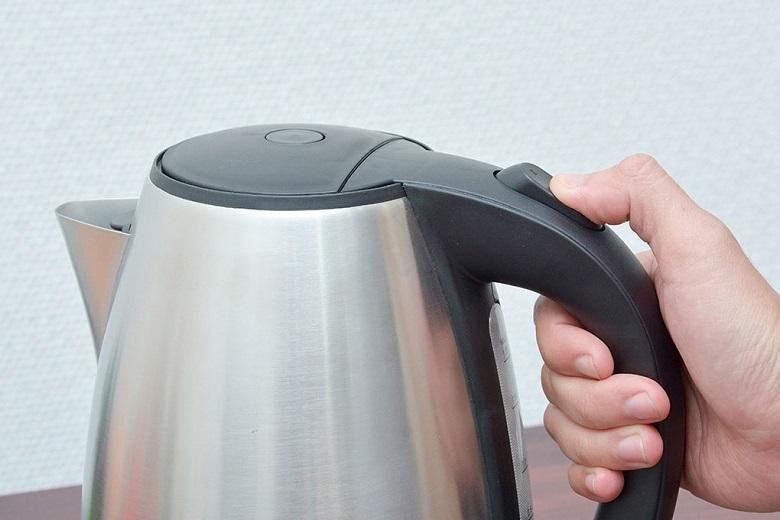 Mở nắp dễ dàng với thao tác nhấn nút tròn trên nắp sản phẩm Mở nắp dễ dàng với thao tác nhấn nút tròn trên nắp sản phẩm