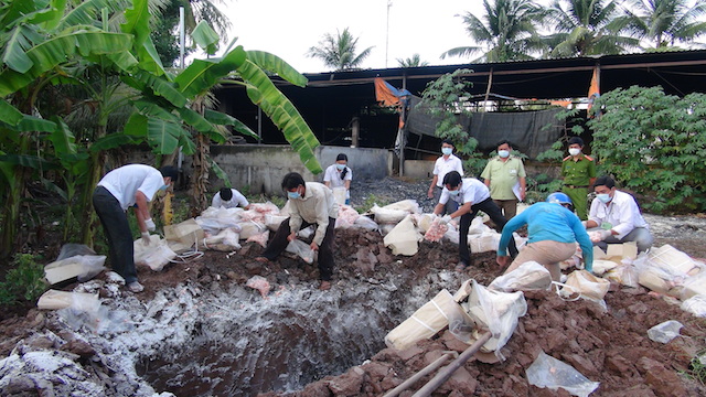 Hơn 2 tấn sụn gà không rõ nguồn gốc bị cảnh sát giao thông bắt giữ 1