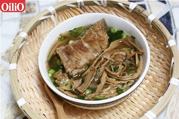 Món ngon: Xương hầm nấu măng khô hấp dẫn ngày lạnh