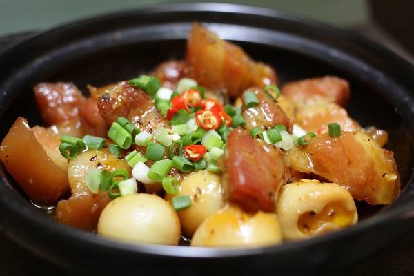 Thịt kho tương bần vào cơm cho ngày mưa