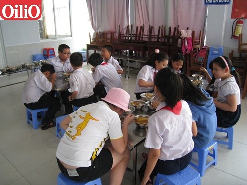 Vất vả lo bữa ăn đảm bảo chất lượng cho học sinh