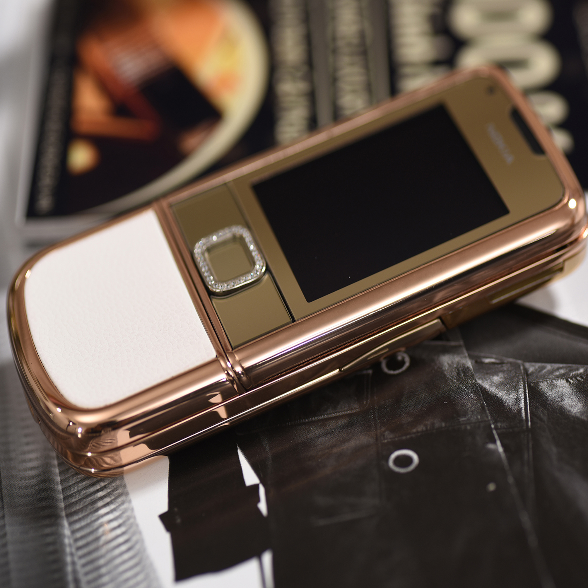 Nokia 8800 vàng hồng da trắng – Sức hút không thể chối từ Nokia 8800 vàng hồng da trắng – Sức hút không thể chối từ