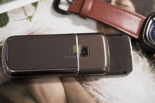 Nokia 8800 vàng hồng da nâu đính đá viền –xứng tầm kiệt tác hoàng gia Nokia 8800 vàng hồng da nâu đính đá viền –xứng tầm kiệt tác hoàng gia