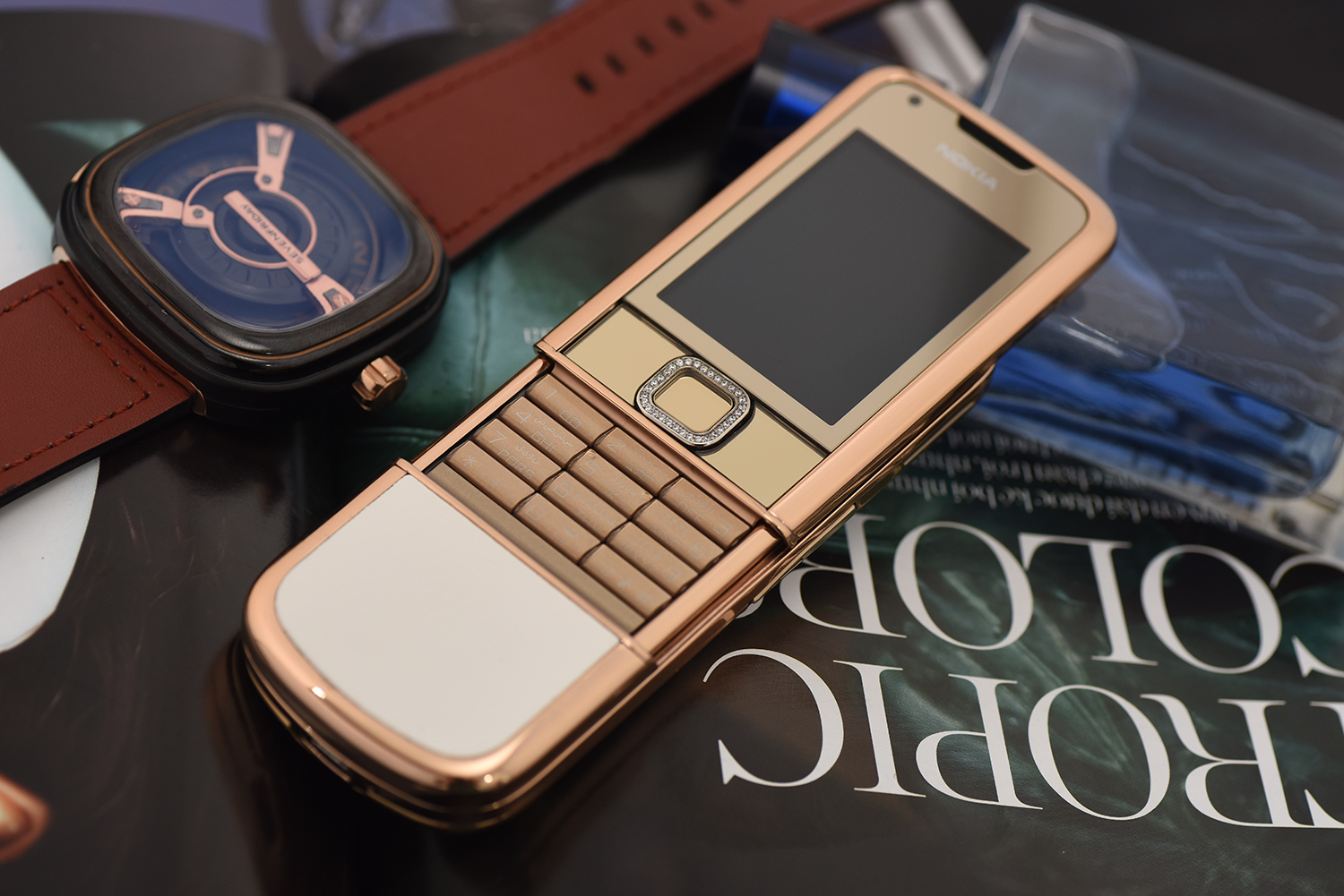 Nokia 8800 vàng hồng da trắng đá viền - Ngôi hậu của các dòng máy cổ Nokia 8800 vàng hồng da trắng đá viền - Ngôi hậu của các dòng máy cổ
