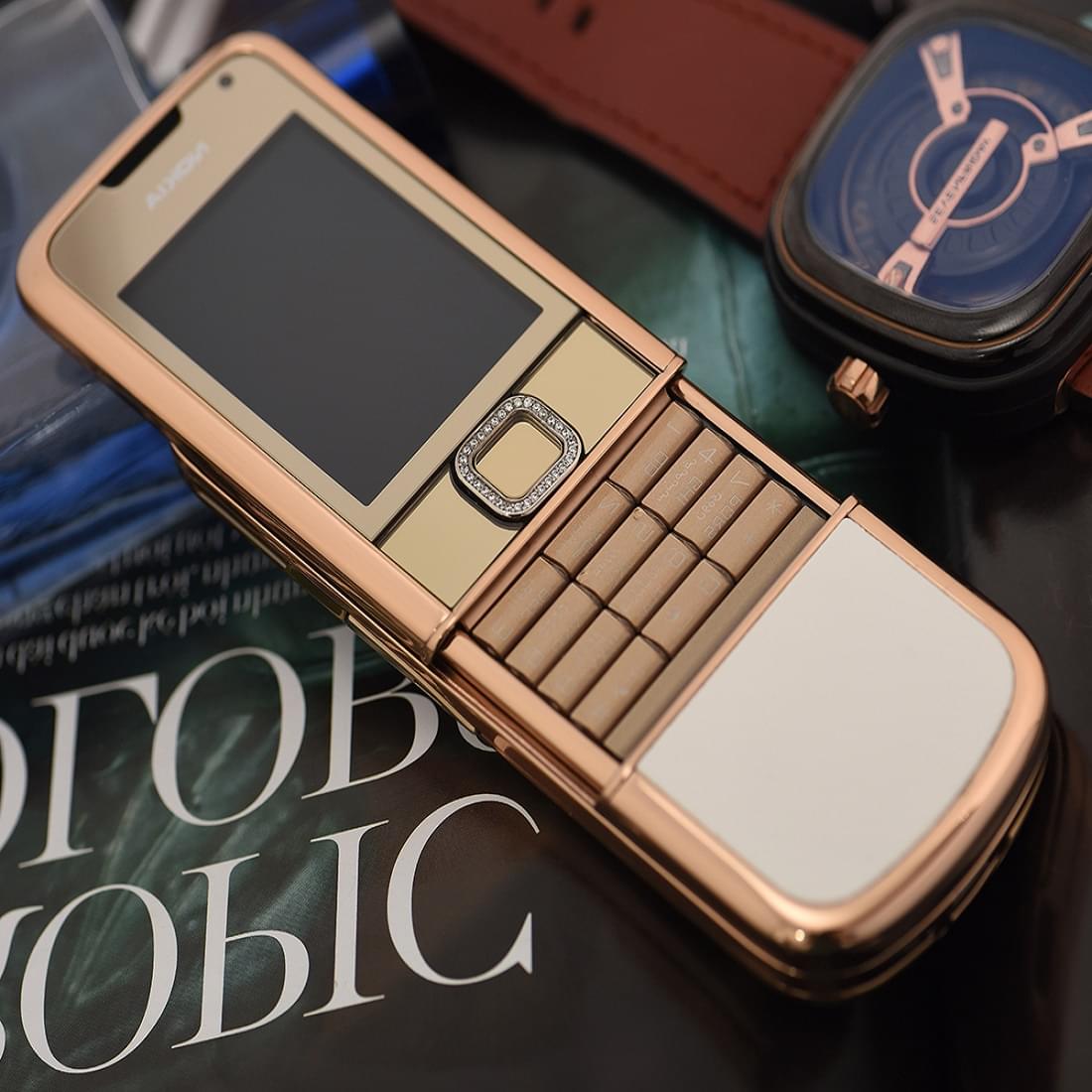 Nokia 8800 vàng hồng da trắng đính kim cương - Thú chơi của các đại thiếu gia Nokia 8800 vàng hồng da trắng đính kim cương - Thú chơi của các đại thiếu gia