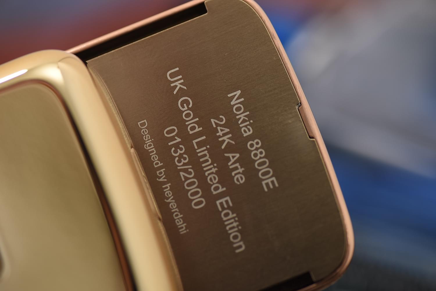 Nokia 8800 vàng hồng da nâu đính đá viền – quý ông cổ điển Nokia 8800 vàng hồng da nâu đính đá viền – quý ông cổ điển