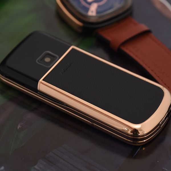 Nokia 8800 vàng hồng da đen đá viền – quý ông bóng đêm đầy mê hoặc Nokia 8800 vàng hồng da đen đá viền – quý ông bóng đêm đầy mê hoặc