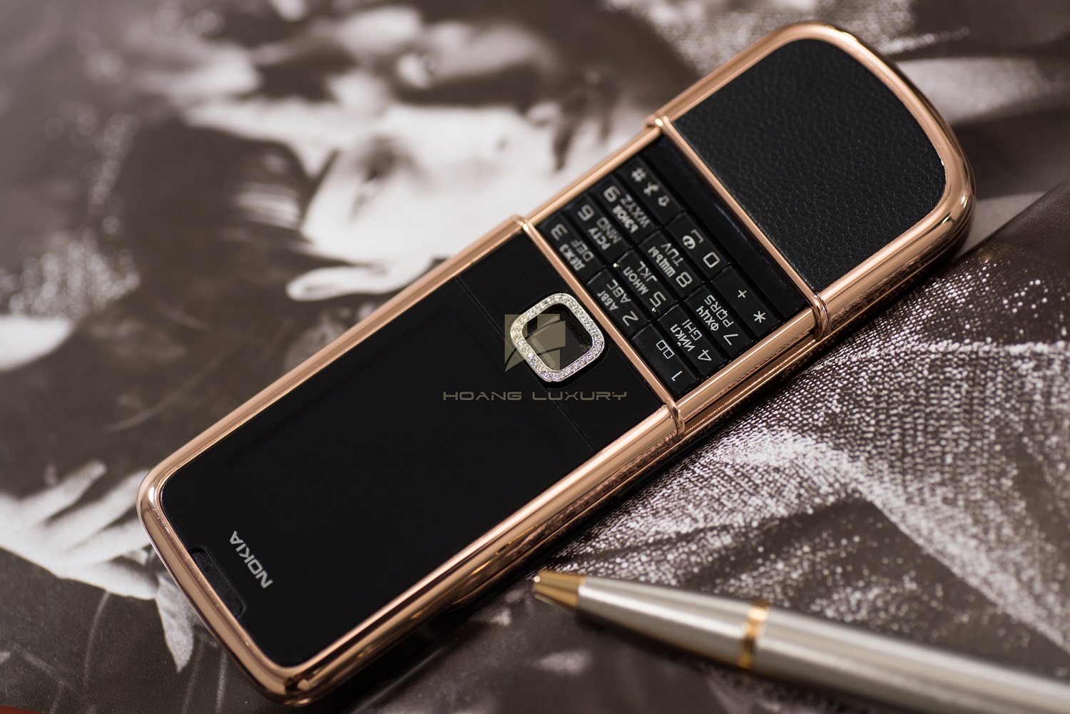 Đẳng cấp vượt thời gian của Nokia 8800 vàng hồng da đen full đá Đẳng cấp vượt thời gian của Nokia 8800 vàng hồng da đen full đá