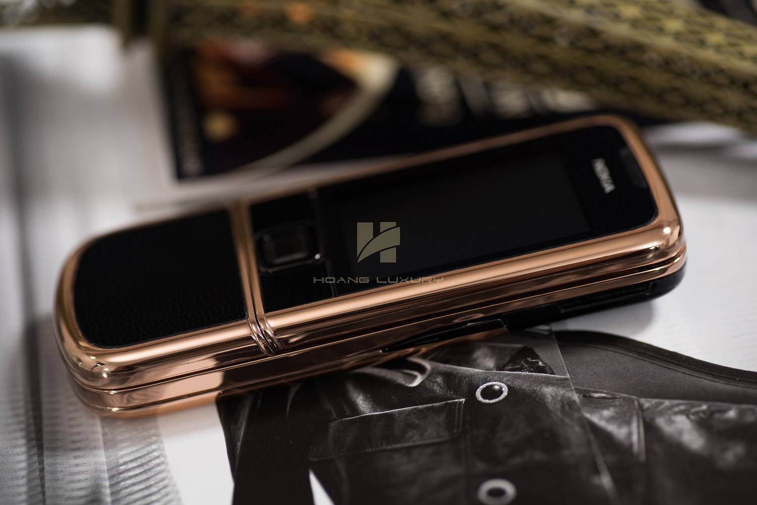 Vị thế hoàng gia của Nokia 8800 vàng hồng da đen sapphire Vị thế hoàng gia của Nokia 8800 vàng hồng da đen sapphire