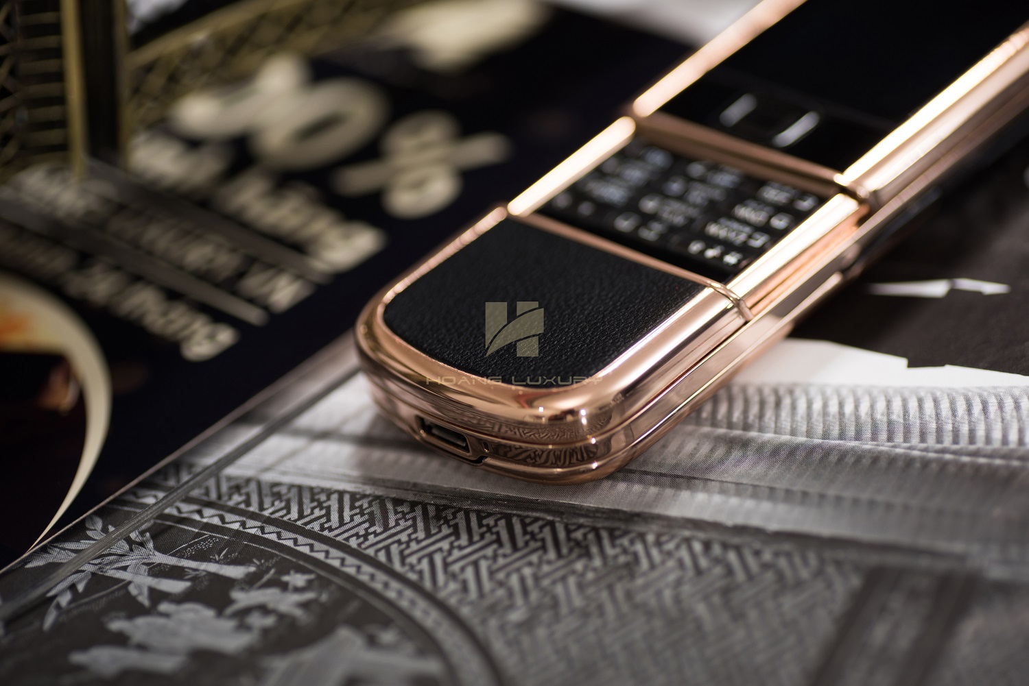 Nokia 8800 vàng hồng da đen sapphire- Chàng hiệp sĩ bóng đêm Nokia 8800 vàng hồng da đen sapphire- Chàng hiệp sĩ bóng đêm