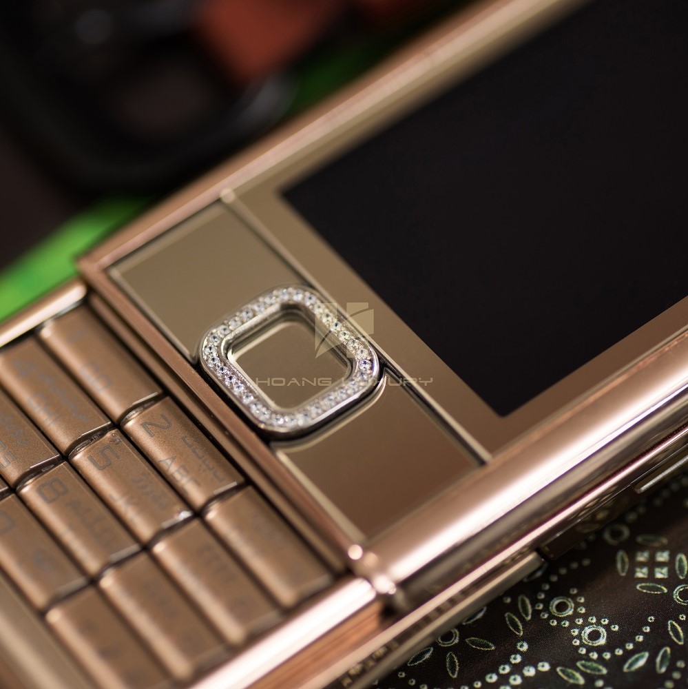 Tầm vóc của “quý ông” Nokia 8800 vàng hồng da nâu đá viền Tầm vóc của “quý ông” Nokia 8800 vàng hồng da nâu đá viền