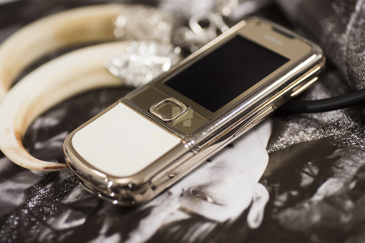 Nokia 8800 Gold arte Russia- Quý ông phong trần xứ Bạch Dương Nokia 8800 Gold arte Russia- Quý ông phong trần xứ Bạch Dương