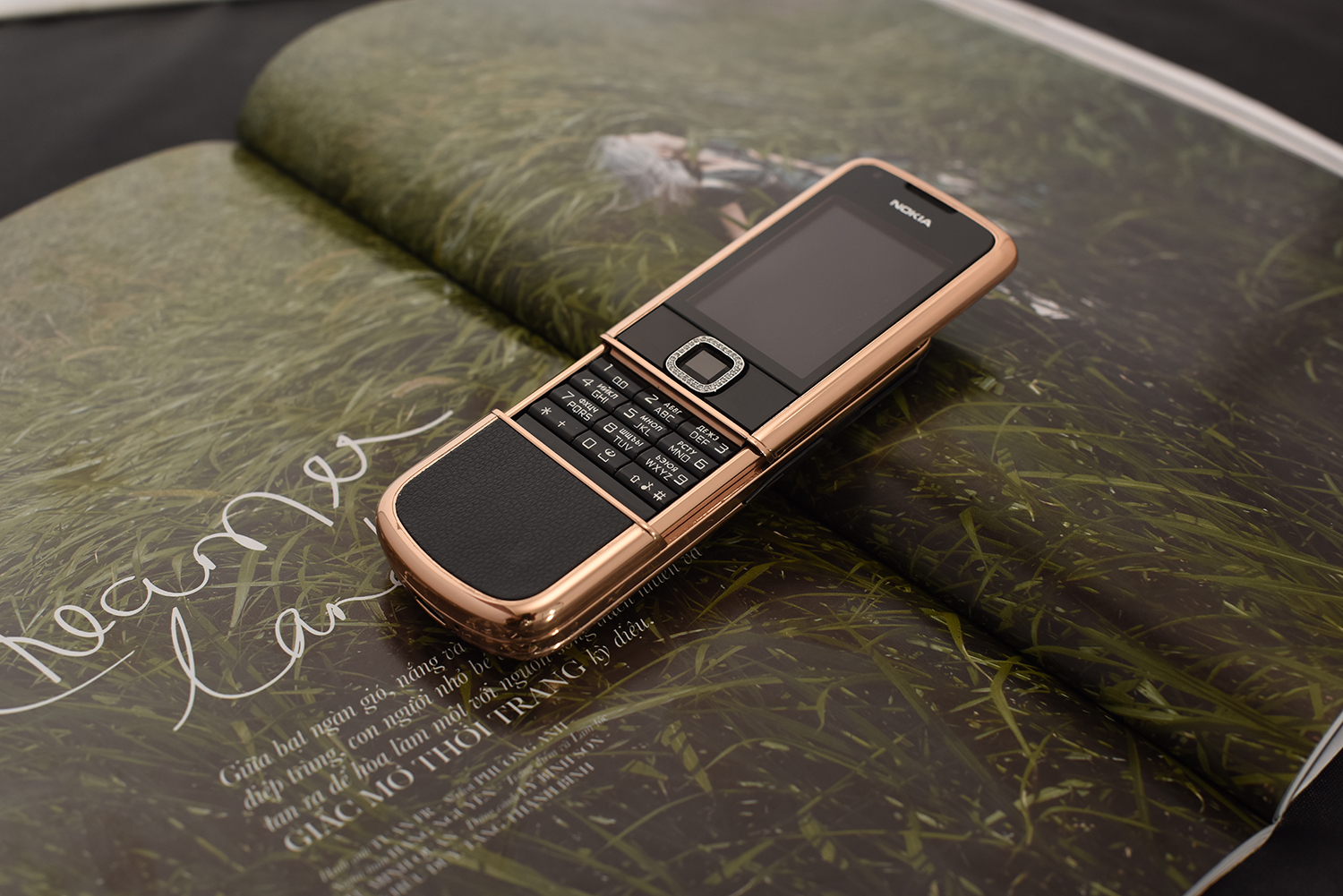 nokia 8800 vàng hồng da đen đính sapphire - nét pha trộn giữa hiện đại và cổ điển nokia 8800 vàng hồng da đen đính sapphire - nét pha trộn giữa hiện đại và cổ điển