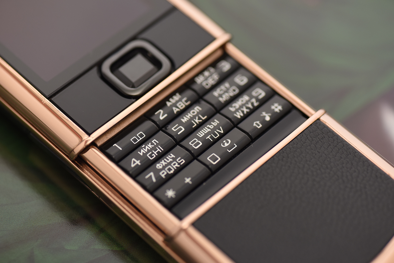 Nokia 8800 vàng hồng da đen- Món phụ kiện huyền thoại của giới doanh nhân Nokia 8800 vàng hồng da đen- Món phụ kiện huyền thoại của giới doanh nhân