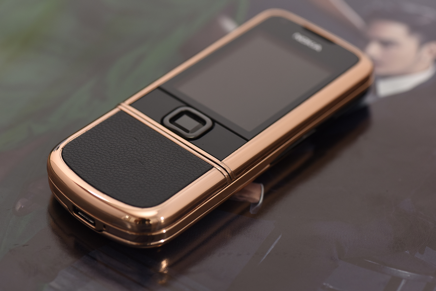 Nokia 8800 vàng hồng da đen- Tinh hoa trời đất Nokia 8800 vàng hồng da đen- Tinh hoa trời đất