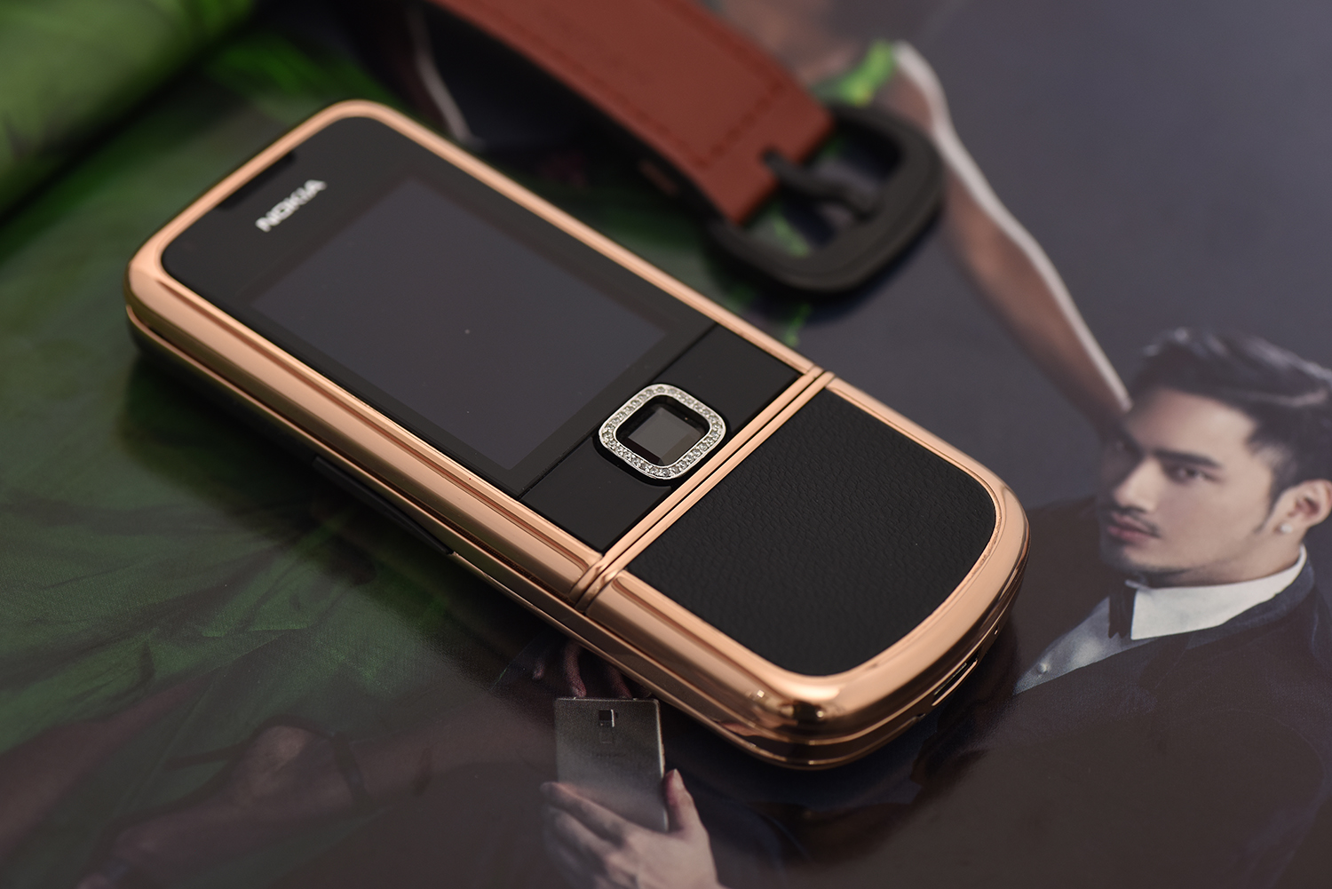 Vẻ vương giả của Nokia 8800 vàng hồng da đen đá viền Vẻ vương giả của Nokia 8800 vàng hồng da đen đá viền