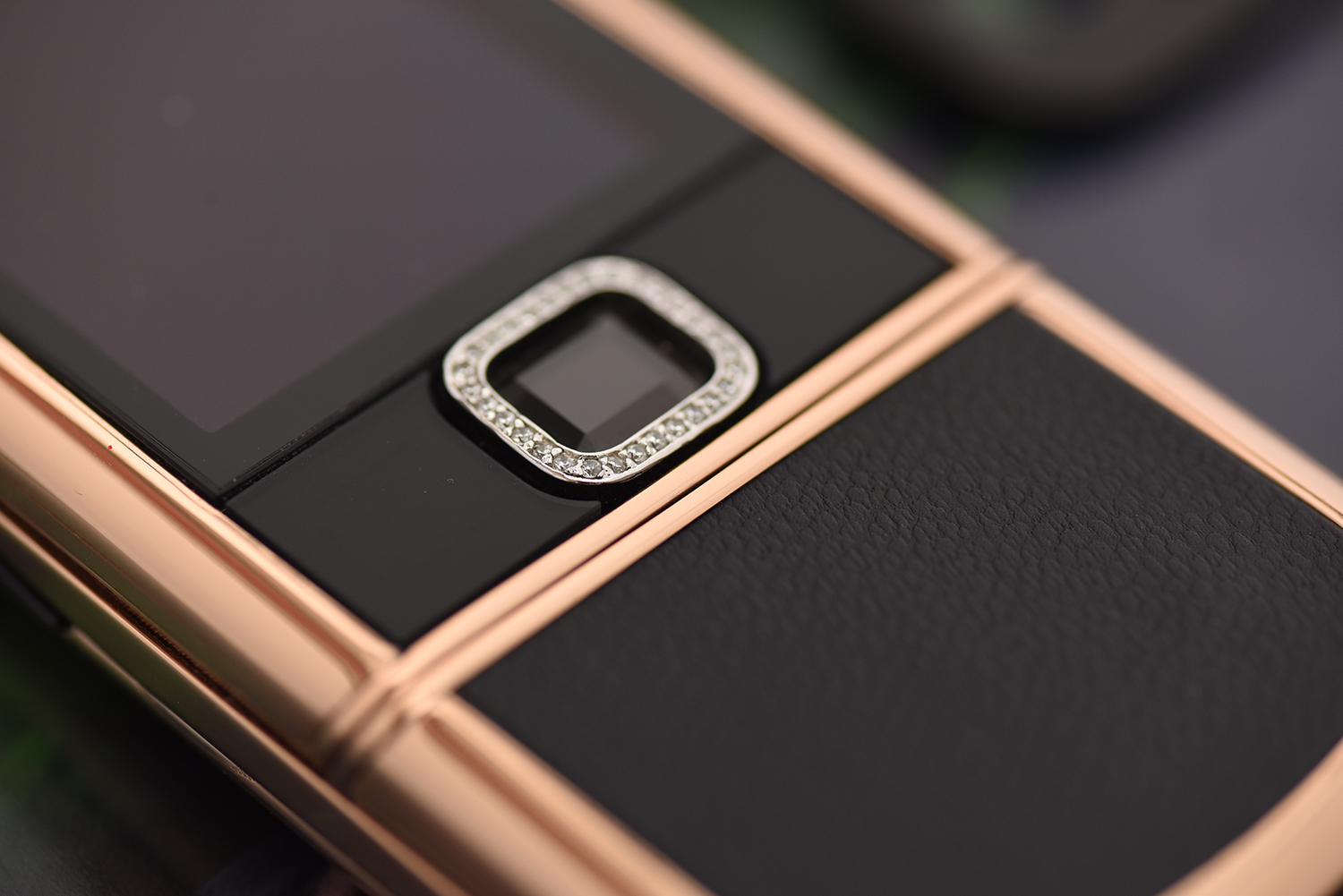 Quý ông của màn đêm Nokia 8800 vàng hồng da đen đính đá Quý ông của màn đêm Nokia 8800 vàng hồng da đen đính đá