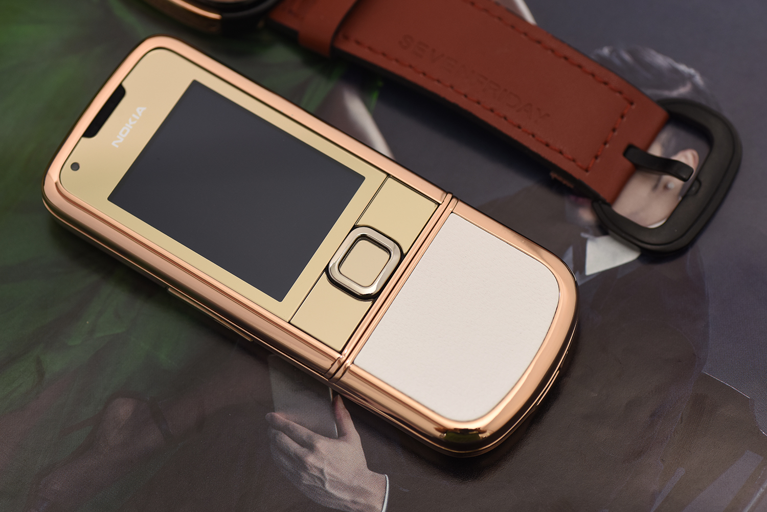 Vẻ đẹp bất tử của Nokia 8800 vàng hồng da trắng Vẻ đẹp bất tử của Nokia 8800 vàng hồng da trắng