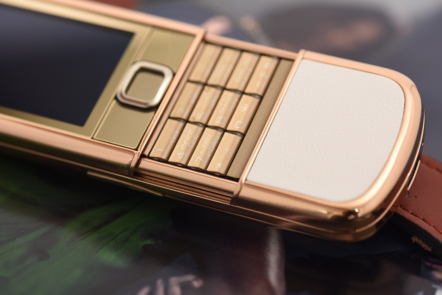 Nokia 8800 vàng hồng da trắng - Tình nhân bé nhỏ của các đại gia Nokia 8800 vàng hồng da trắng - Tình nhân bé nhỏ của các đại gia