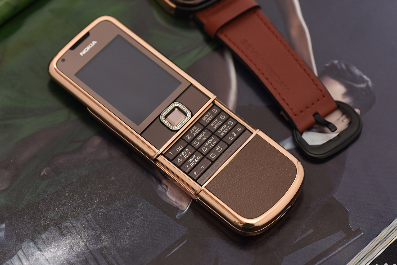 Nokia 8800 vàng hồng da nâu đá viền kim cương - Bản lĩnh đến từ những tinh túy của đất Nokia 8800 vàng hồng da nâu đá viền kim cương - Bản lĩnh đến từ những tinh túy của đất