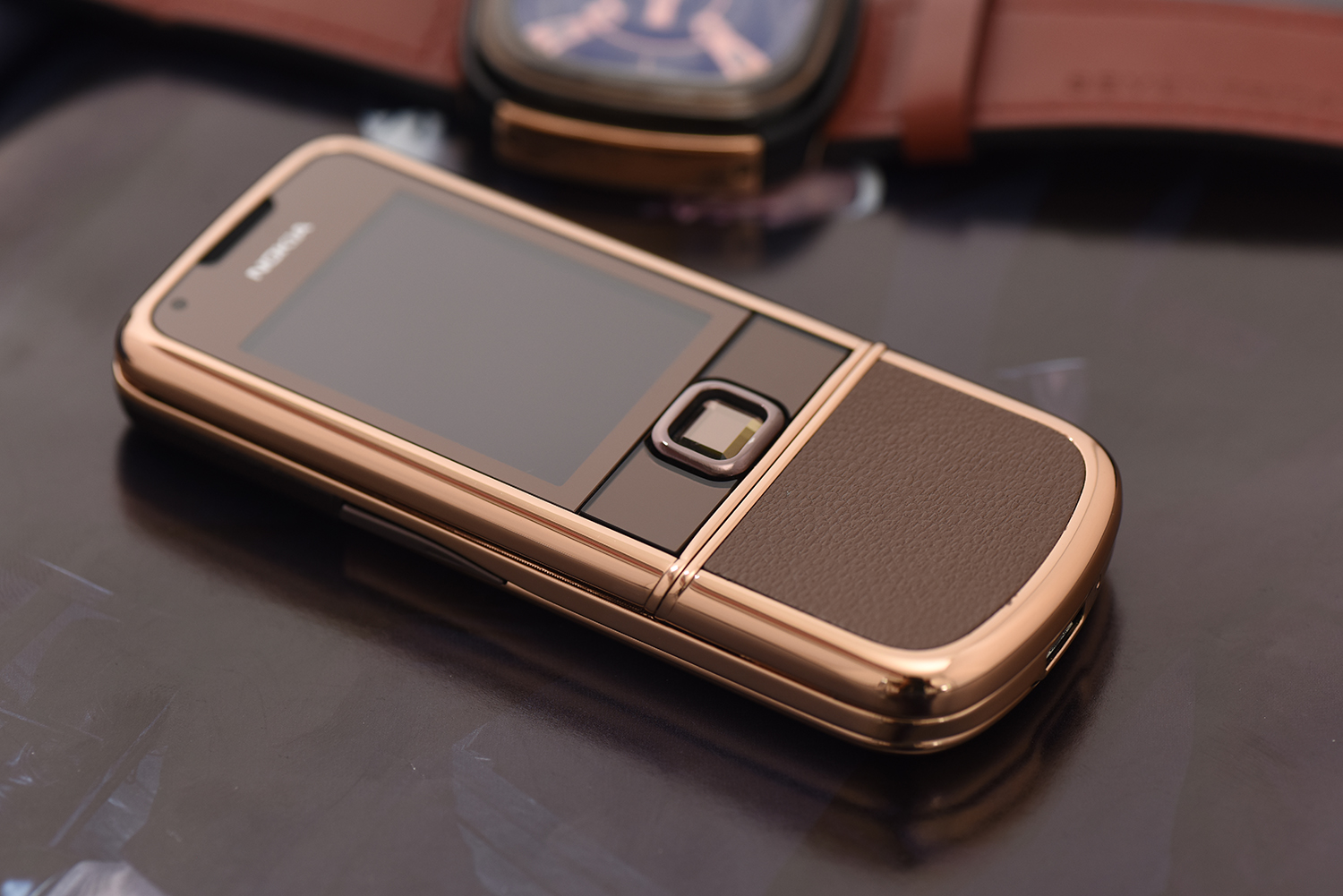 nokia 8800 vàng hồng da nâu đá sapphire - Sức hút từ vẻ cổ điển lịch lãm nokia 8800 vàng hồng da nâu đá sapphire - Sức hút từ vẻ cổ điển lịch lãm