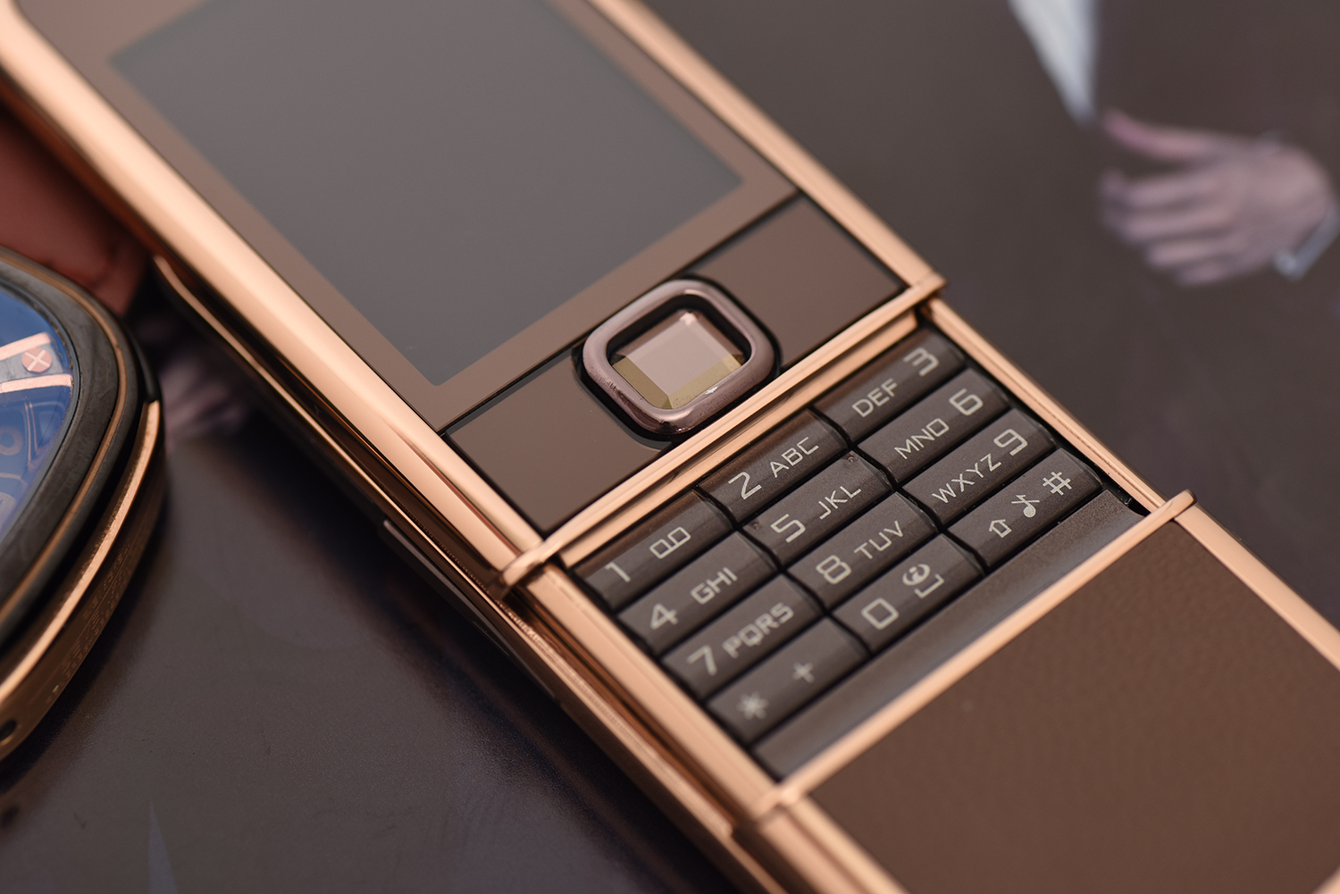 Nokia 8800 vàng hồng da nâu sapphire- Đi tìm giá trị thượng lưu Nokia 8800 vàng hồng da nâu sapphire- Đi tìm giá trị thượng lưu