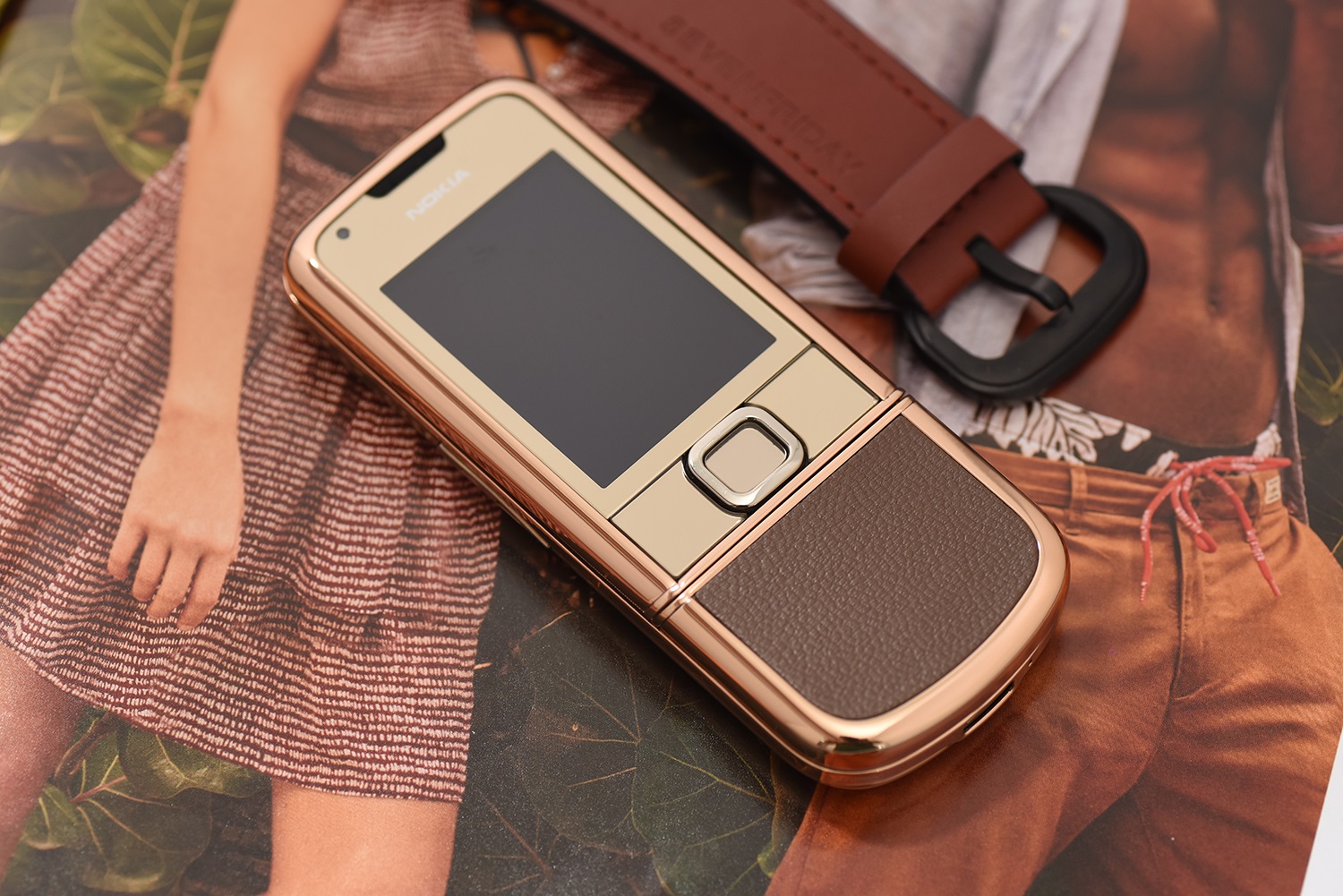 Nokia 8800 vàng hồng da nâu- Nốt trầm giữa thành thị phồn hoa Nokia 8800 vàng hồng da nâu- Nốt trầm giữa thành thị phồn hoa