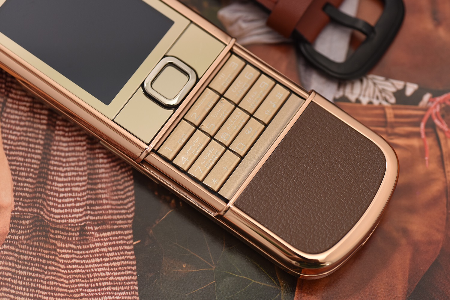 Nokia 8800 vàng hồng da nâu- Thách thức cả thời gian Nokia 8800 vàng hồng da nâu- Thách thức cả thời gian