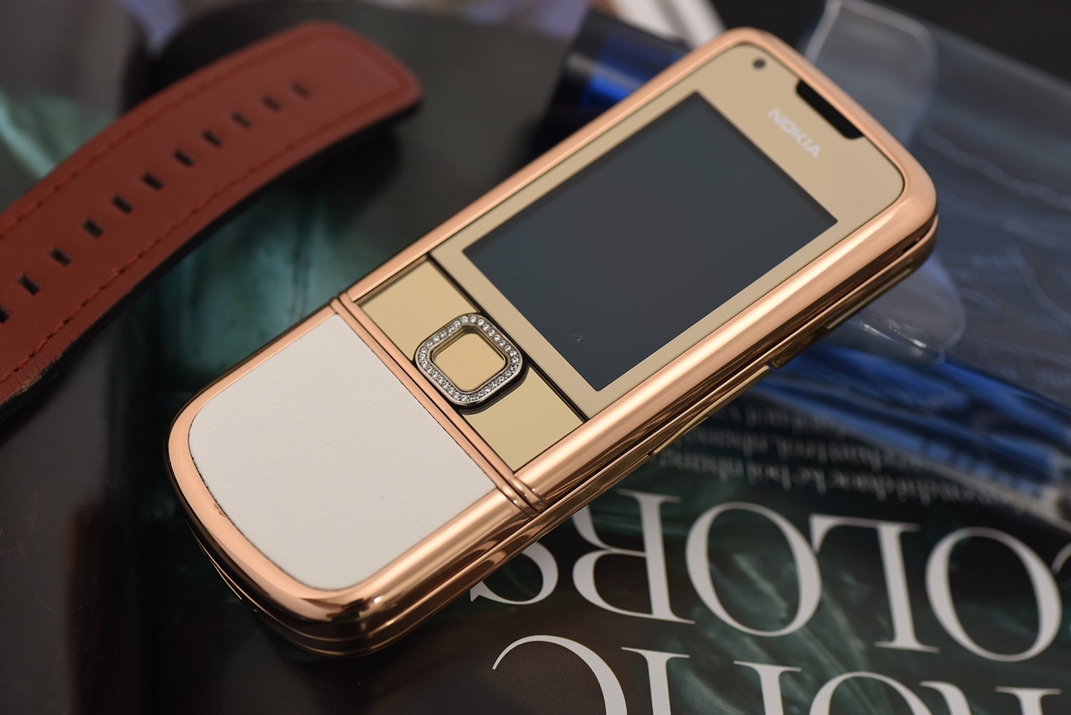 Nokia 8800 vàng hồng da trắng đá viền - vẻ đẹp không tuổi tại cùng năm tháng Nokia 8800 vàng hồng da trắng đá viền - vẻ đẹp không tuổi tại cùng năm tháng