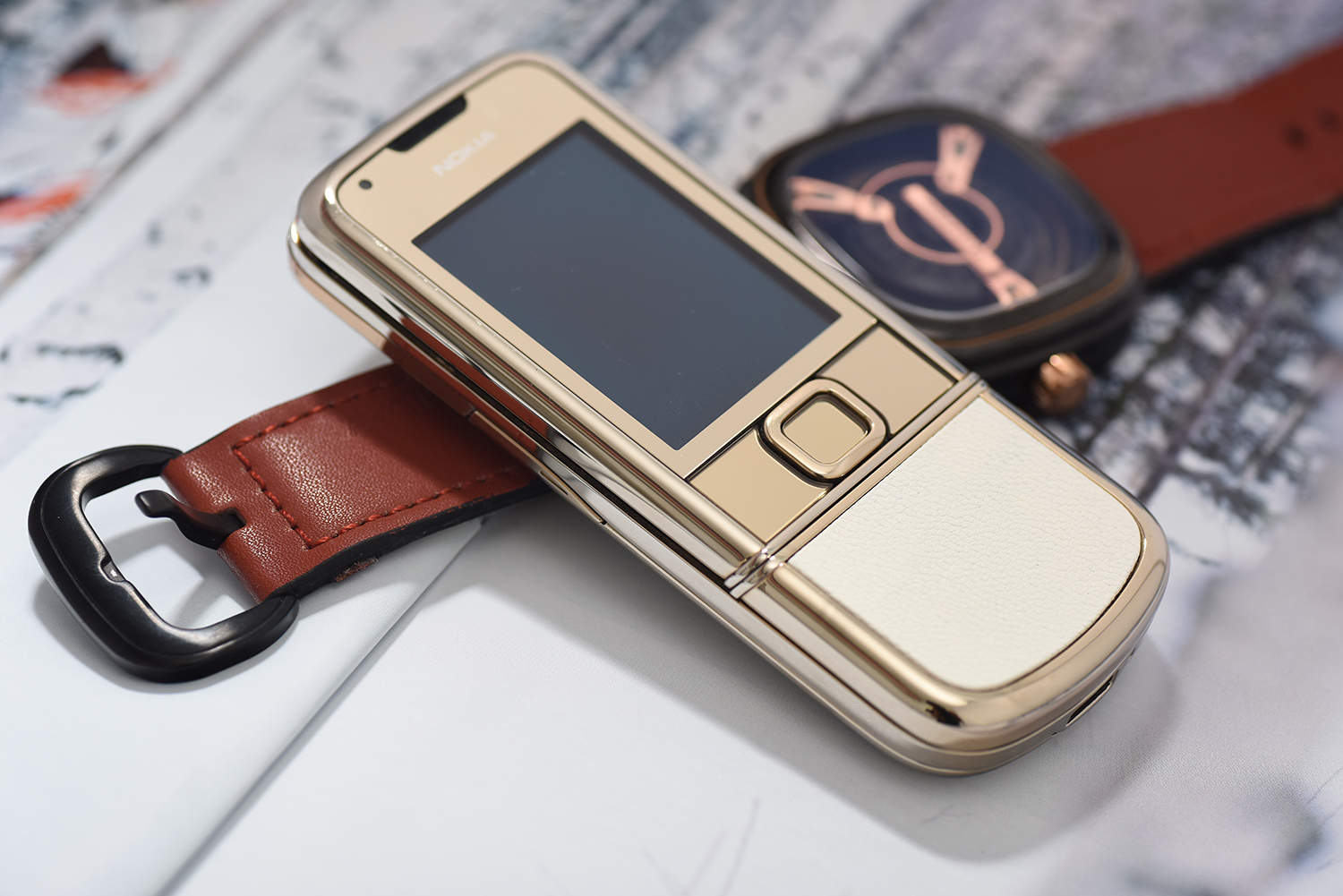 Vẻ đẹp nguyên bản của Nokia 8800 gold da trắng Vẻ đẹp nguyên bản của Nokia 8800 gold da trắng
