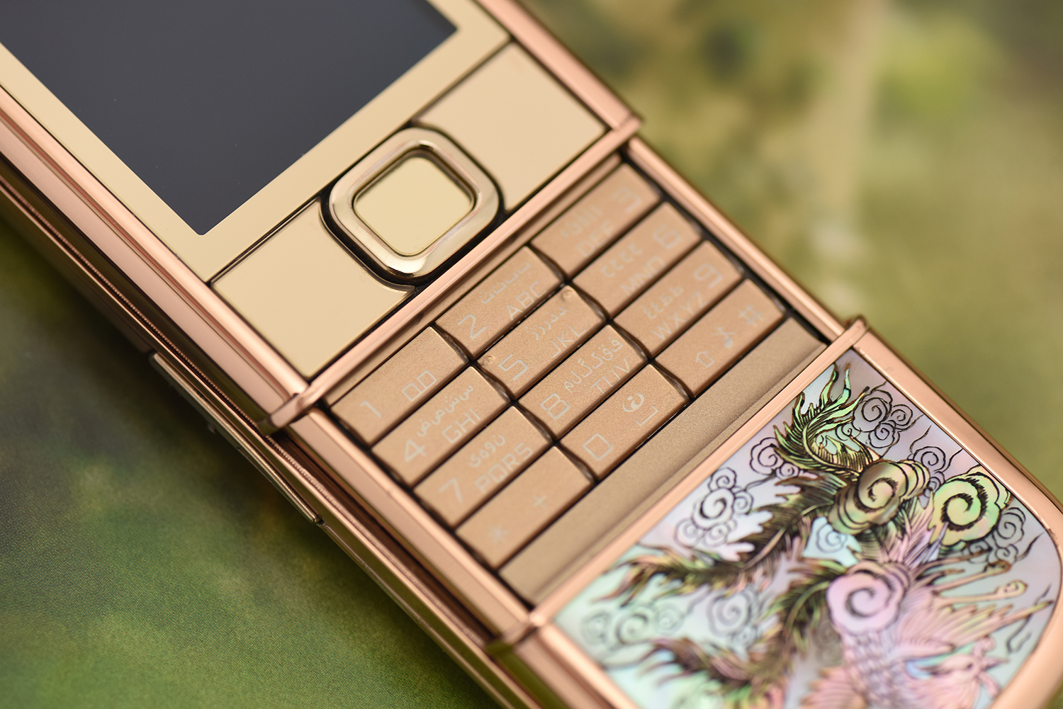 Vẻ đẹp á đông ẩn giấu trong Nokia 8800 vàng hồng long phụng Vẻ đẹp á đông ẩn giấu trong Nokia 8800 vàng hồng long phụng