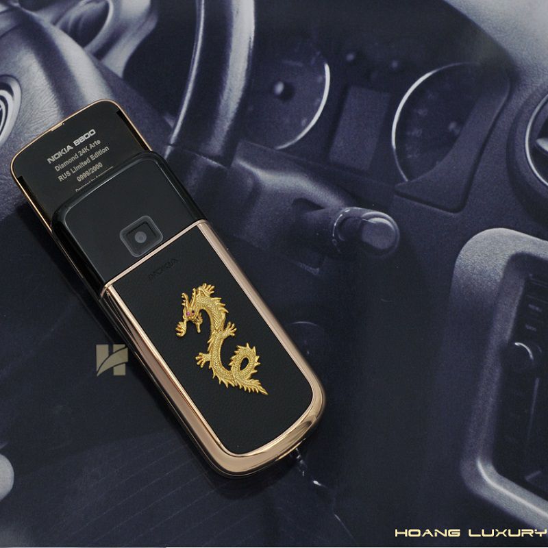 Những chi tiết hoàn mỹ của Nokia 8800 vàng hồng da đen đính rồng Những chi tiết hoàn mỹ của Nokia 8800 vàng hồng da đen đính rồng