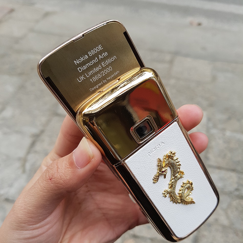 Nokia 8800 vàng hồng da trắng đính rồng, quyền lực của người đứng đầu Nokia 8800 vàng hồng da trắng đính rồng, quyền lực của người đứng đầu