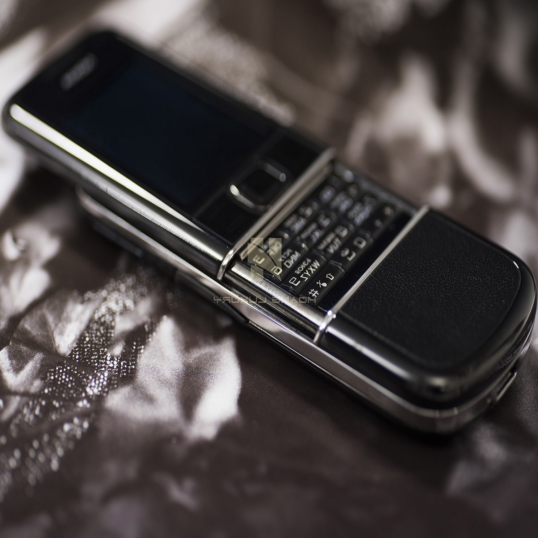 Vị thần của bóng đêm Nokia 8800 sapphire đen Vị thần của bóng đêm Nokia 8800 sapphire đen