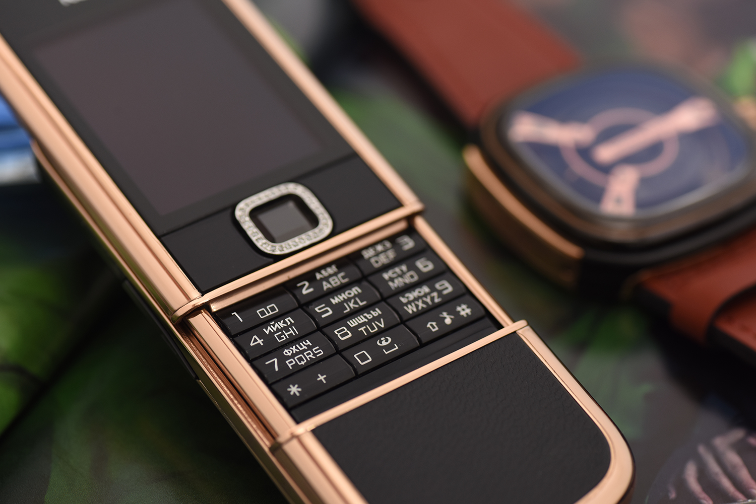 Vẻ tinh tế và sang trọng của Nokia 8800 vàng hồng da đen đá viền Vẻ tinh tế và sang trọng của Nokia 8800 vàng hồng da đen đá viền