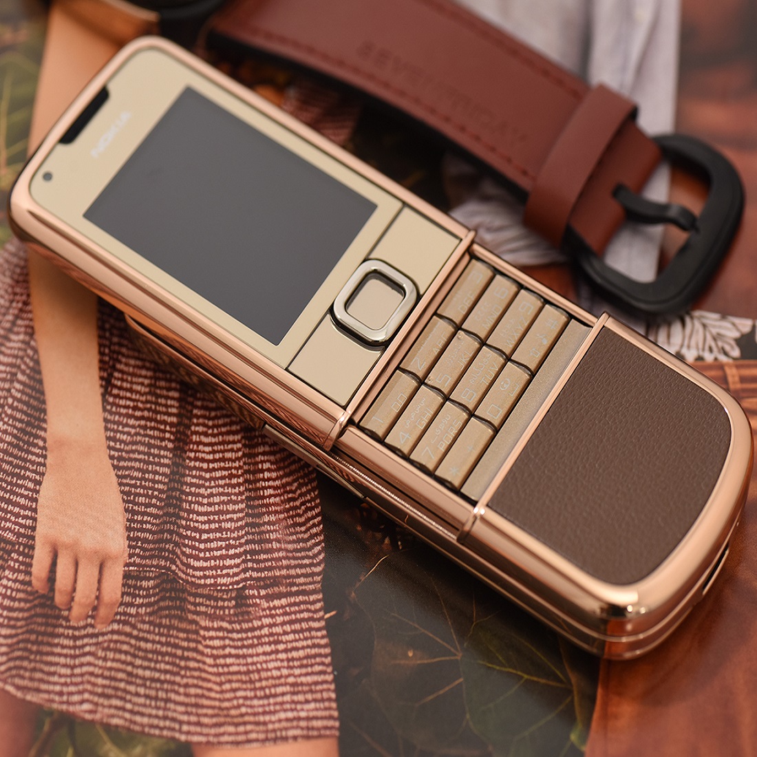 Nokia 8800 vàng hồng da nâu- Sức hút của phong cách cổ điển Nokia 8800 vàng hồng da nâu- Sức hút của phong cách cổ điển
