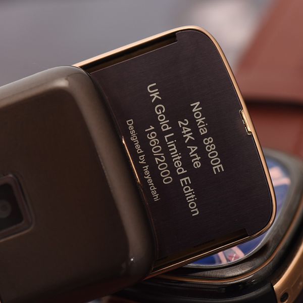 Nokia 8800 vàng hồng da nâu đính đá sapphire – ký ức một thời hoàng kim Nokia 8800 vàng hồng da nâu đính đá sapphire – ký ức một thời hoàng kim