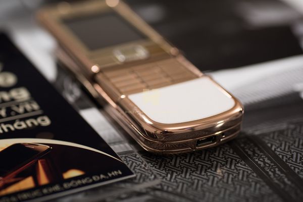 Nokia 8800 vàng hồng da trắng đính đá viền – tượng đài bất tử trong trái tìm người hâm mộ Nokia 8800 vàng hồng da trắng đính đá viền – tượng đài bất tử trong trái tìm người hâm mộ