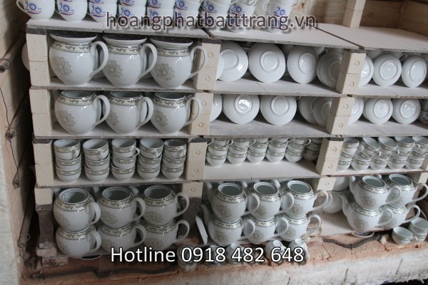 Bộ ấm chén được nung đốt lần 2 sau khi đã dán decal logo