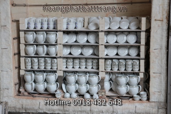 Bộ ấm chén được nung đốt lần 2 sau khi đã dán decal logo 33