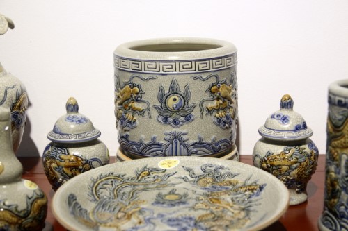 Bộ đồ thờ men rạn đắp nổi rồng cho chung cư bàn thờ treo DTR001 -1