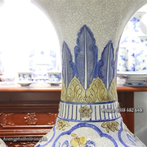 Các thành phần trên miệng lộc bình được đắp nặn cầu kỳ