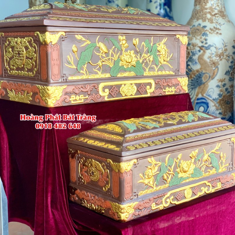 Quách sành cùng tiều sành hoa sen lá xanh chân vuông dát vàng