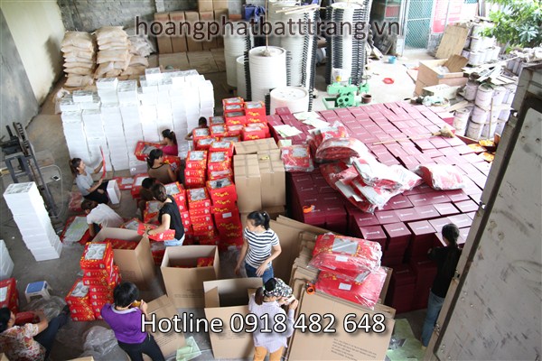 Hình ảnh đóng hàng ấm chén in logo phục vụ công ty Vinamilk Việt Nam