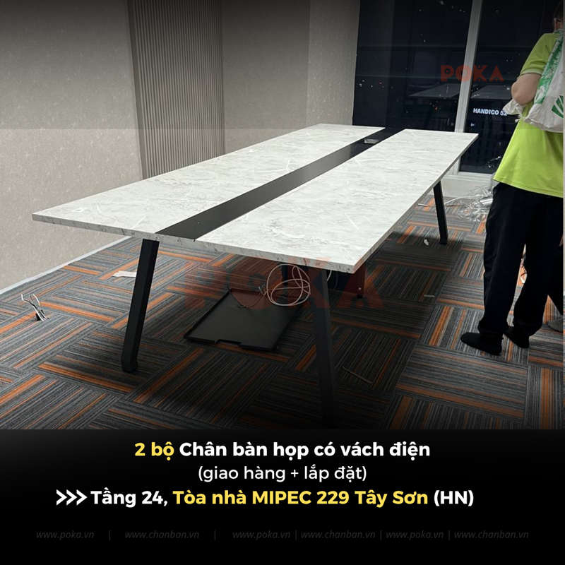 Giao hàng và lắp đặt 2 bộ Chân bàn họp có vách điện ở Tòa Mipec 229 Tây Sơn